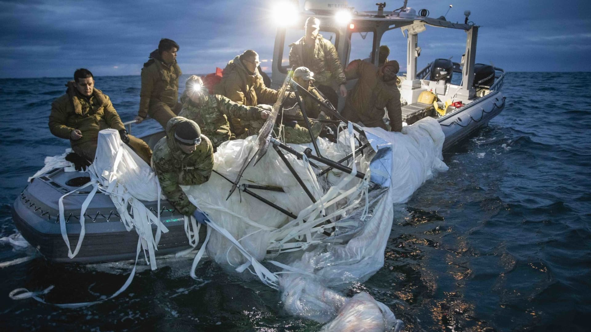 New photos show the Navy recovering downed China spy balloon off U.S. coast - CNBC
