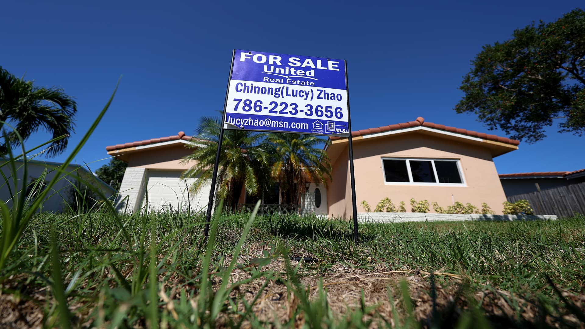 Mortgage refinance demand jumps 18% as interest rates drop for the fifth straight week