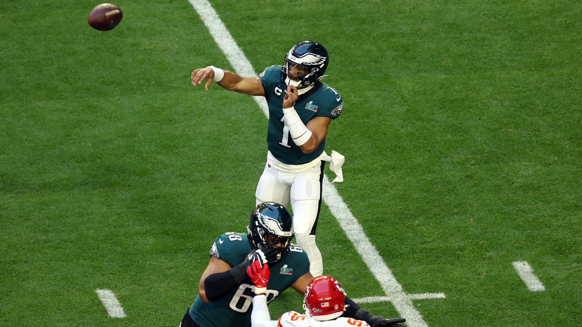 Jalen Hurts #1 of the Philadelphia Eagles throws a pass during the first quarter against the Kansas City Chiefs in Super Bowl LVII at State Farm Stadium on February 12, 2023 in Glendale, Arizona.