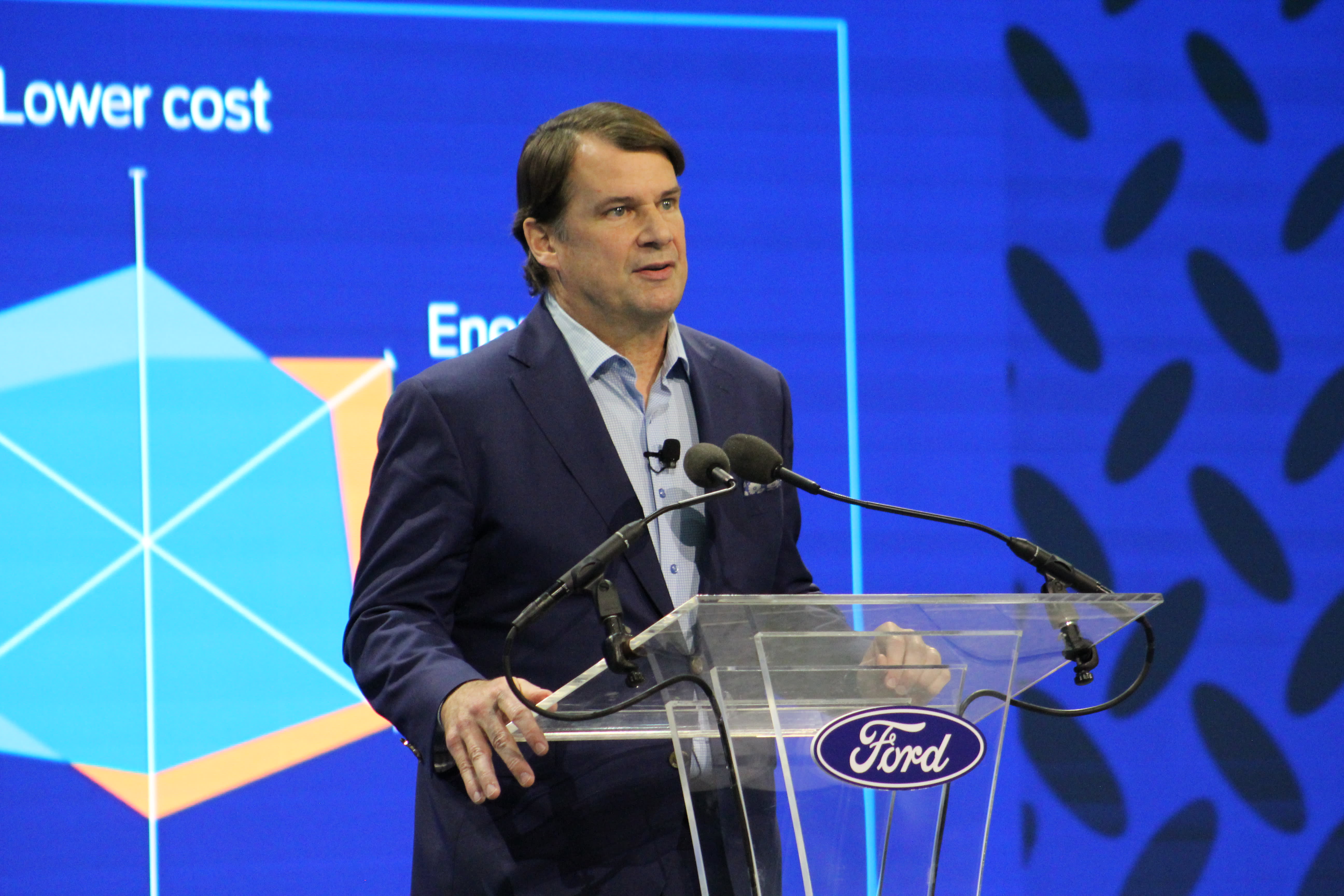 Ford pospone el lanzamiento de un SUV totalmente eléctrico para centrarse en los vehículos híbridos