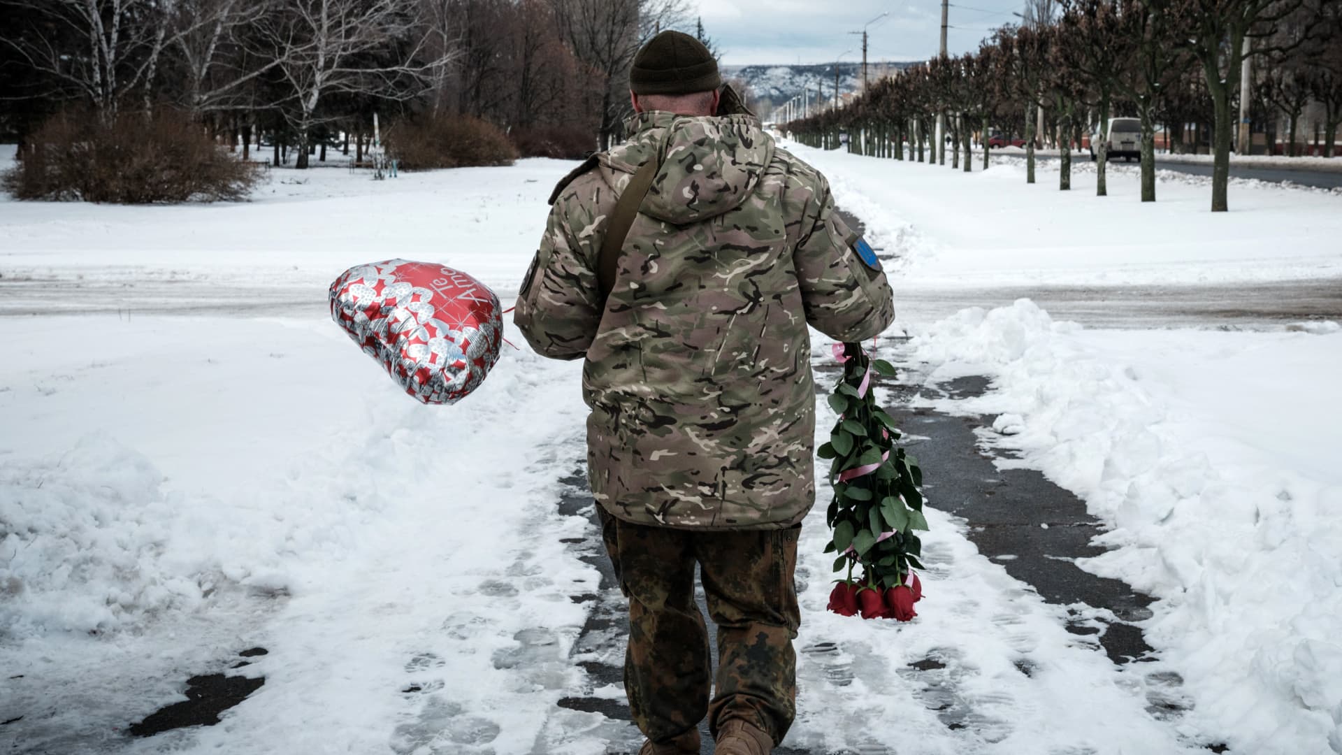 A Ukrainian serviceman walks with the flowers and a balloon he bought for Valentines Day in Kramatorsk on February 14, 2023, amid the Russian invasion of Ukraine. 