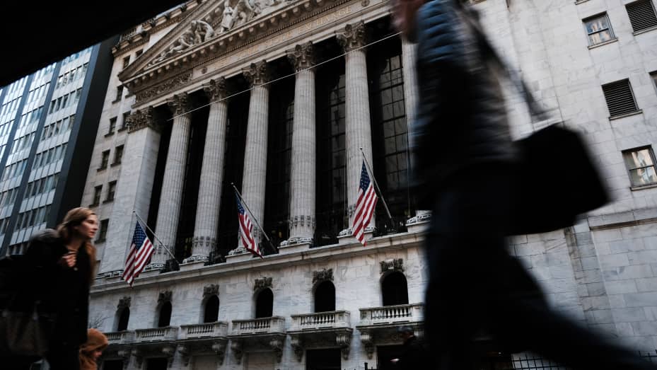La gente camina por la Bolsa de Valores de Nueva York (NYSE) el 14 de febrero de 2023 en la ciudad de Nueva York.