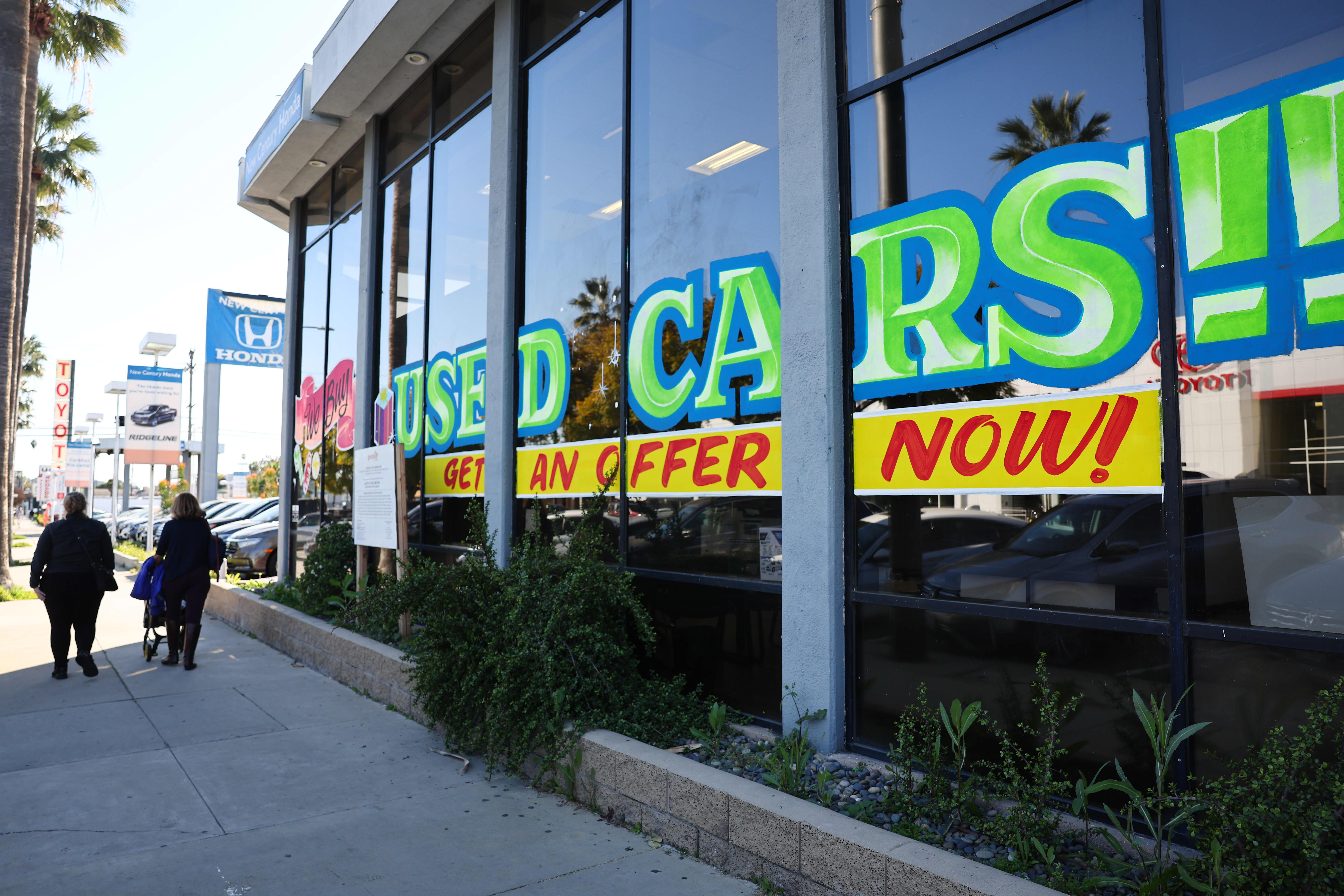Wholesale prices for used cars fall as sales weaken