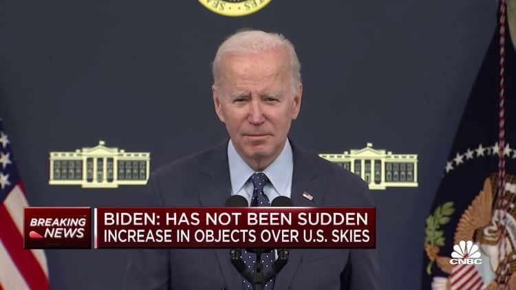 El presidente Biden dice que tres objetos aéreos derribados no están vinculados al programa de espionaje chino