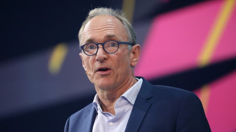 Trent'anni dopo aver inventato il web, Tim Berners-Lee ha alcune idee su come risolverlo