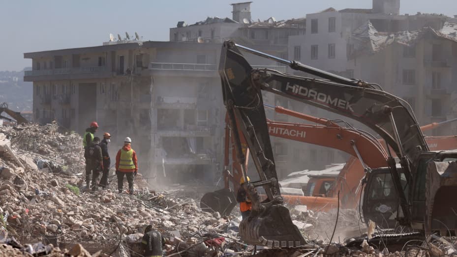 Los miembros del equipo de rescate y demolición trabajan en el sitio del complejo de apartamentos Renaissance Residence después de un terremoto mortal en Antakya, Turquía, el 16 de febrero de 2023. REUTERS/Maxim Shemetov