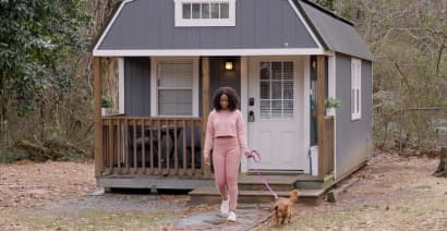26-year-old pays $0 to live in a 'luxury tiny home' she built in her backyard for $35,000—take a look