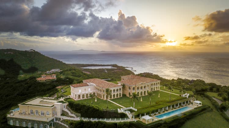 Apmeklējiet Karību jūras reģiona trofeju īpašumu 200 miljonu dolāru vērtībā: The Terraces, Mustique