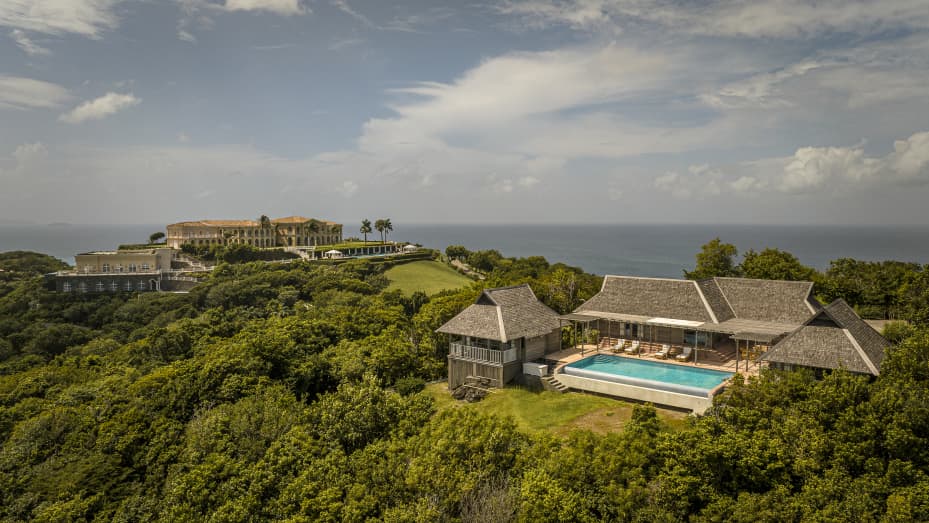 Las "cabañas de Bali" de la finca albergan cuatro habitaciones más para invitados y rodean la tercera piscina de la finca.