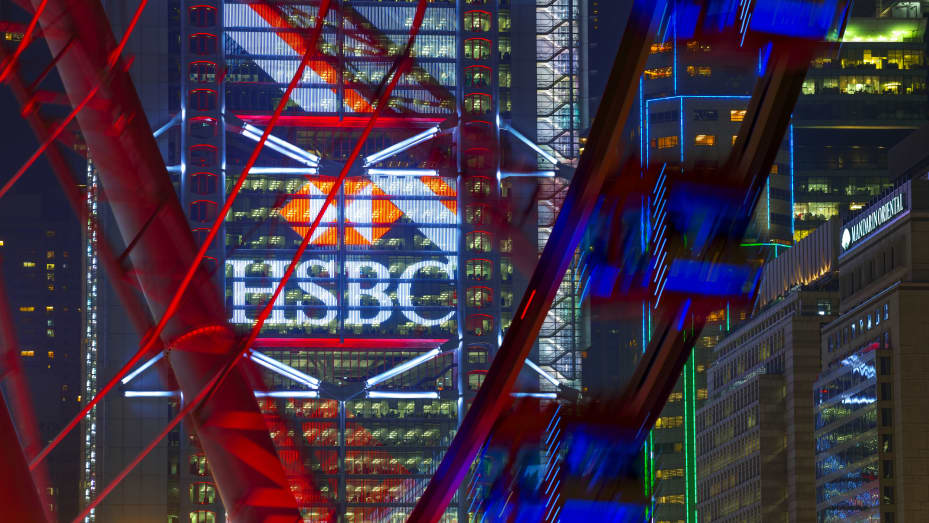 Rueda de observación de Hong Kong, y el Banco de Hong Kong y Shanghai, el edificio HSBC, el puerto de Victoria, Hong Kong, China.