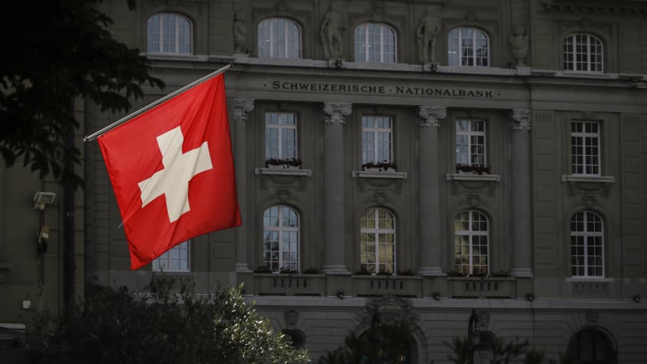 El franco suizo está fuertemente respaldado por una gran reserva de oro, bonos y activos financieros, que ayudan al Banco Nacional Suizo a garantizar la estabilidad de la moneda en tiempos de volatilidad.