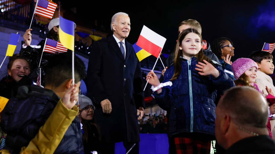 Biden speaks in Poland, backs Ukraine in Russia war
