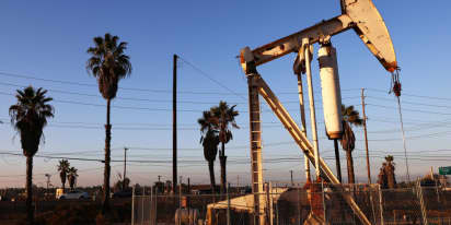 Oil prices settle at 10-month high as Saudi, Russia extend supply cuts