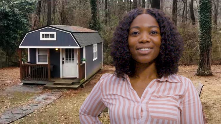 I live in a tiny $35,000 house in my backyard in Atlanta, Georgia – take a look inside