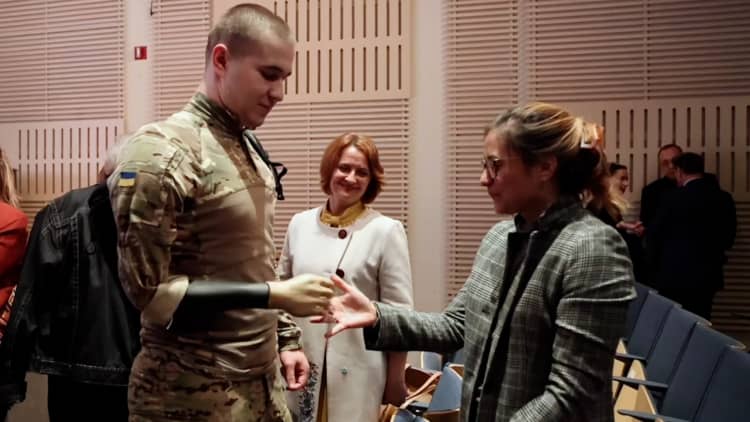 A wounded Ukrainian soldier receives new high-tech limbs thanks to the support of an American non-profit organization