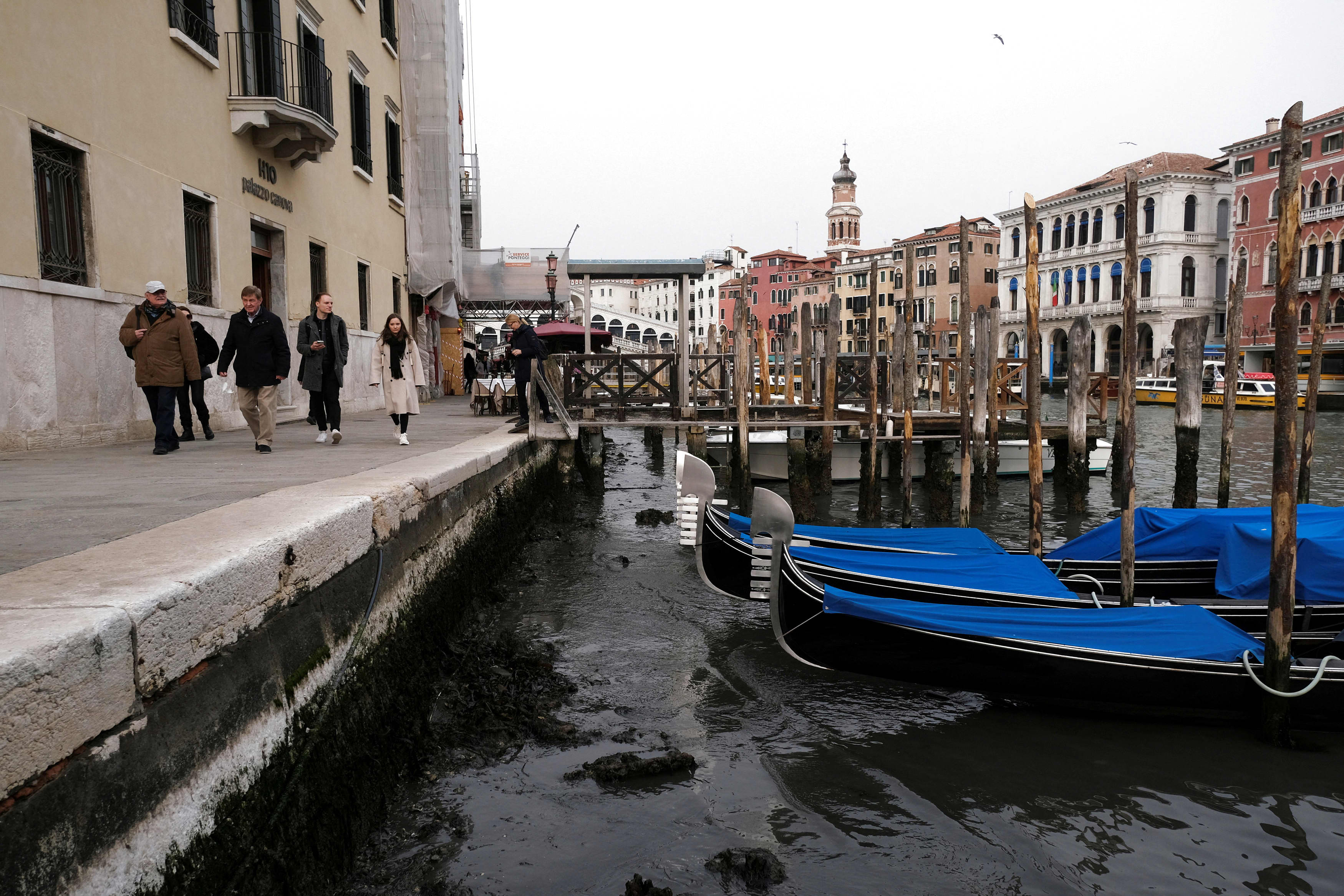 Le gondole rimangono bloccate mentre i canali di Venezia si prosciugano