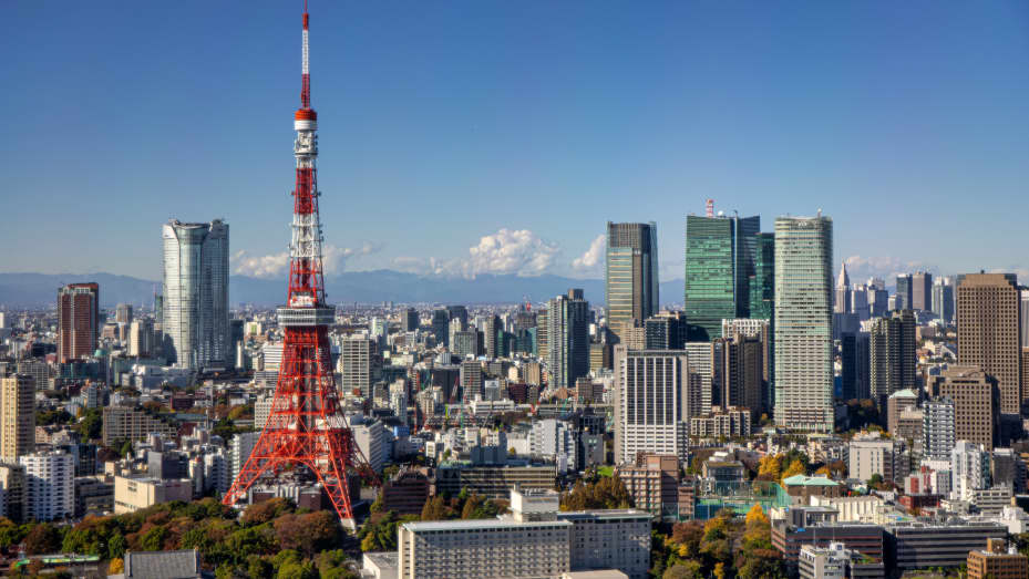 Japón, el horizonte de la ciudad de Tokio, la Torre de Tokio.  (Foto por: Dukas/Universal Images Group a través de Getty Images)