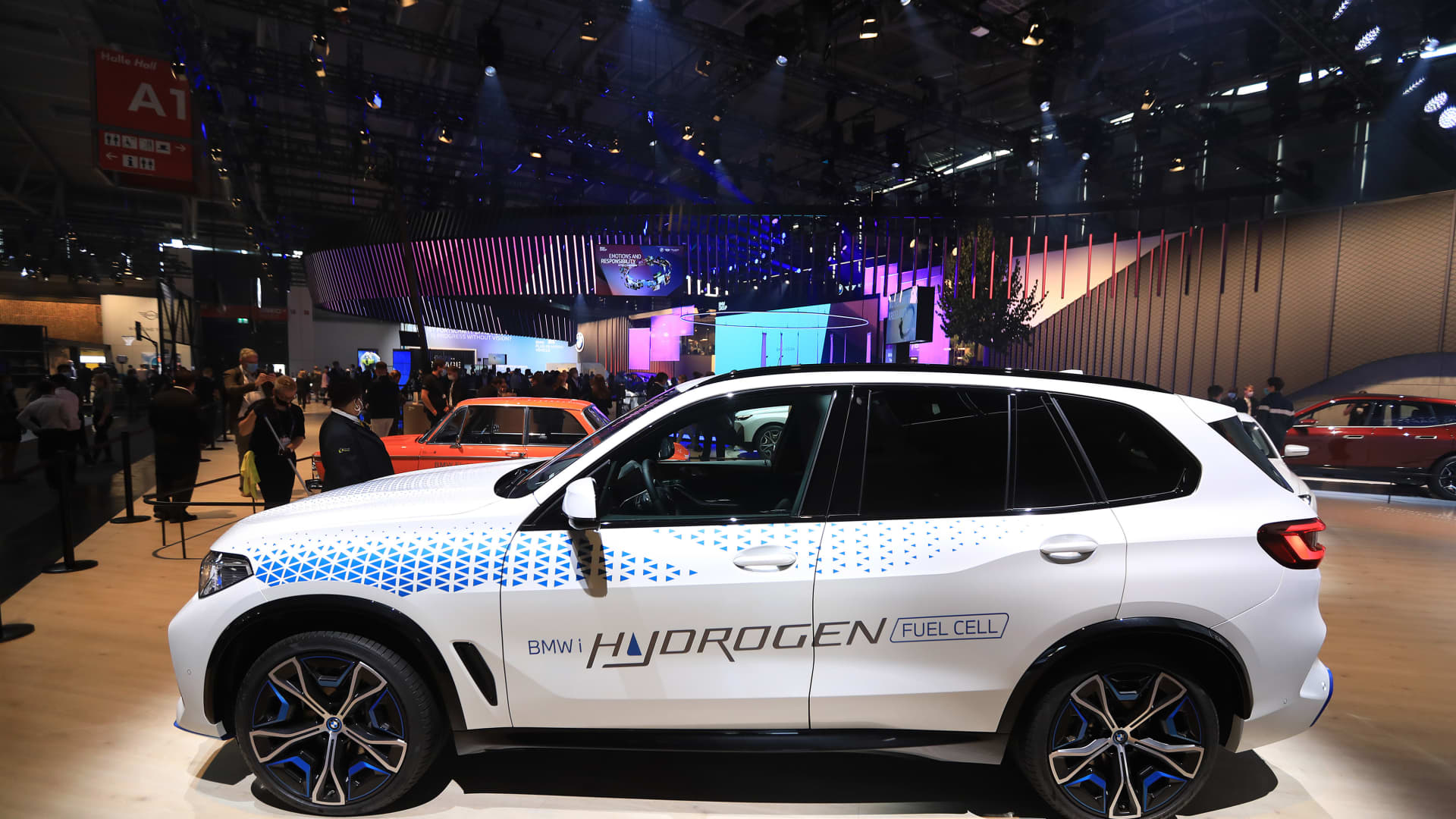 BMW launches demonstration fleet of hydrogen cars that use fuel cells from Toyota