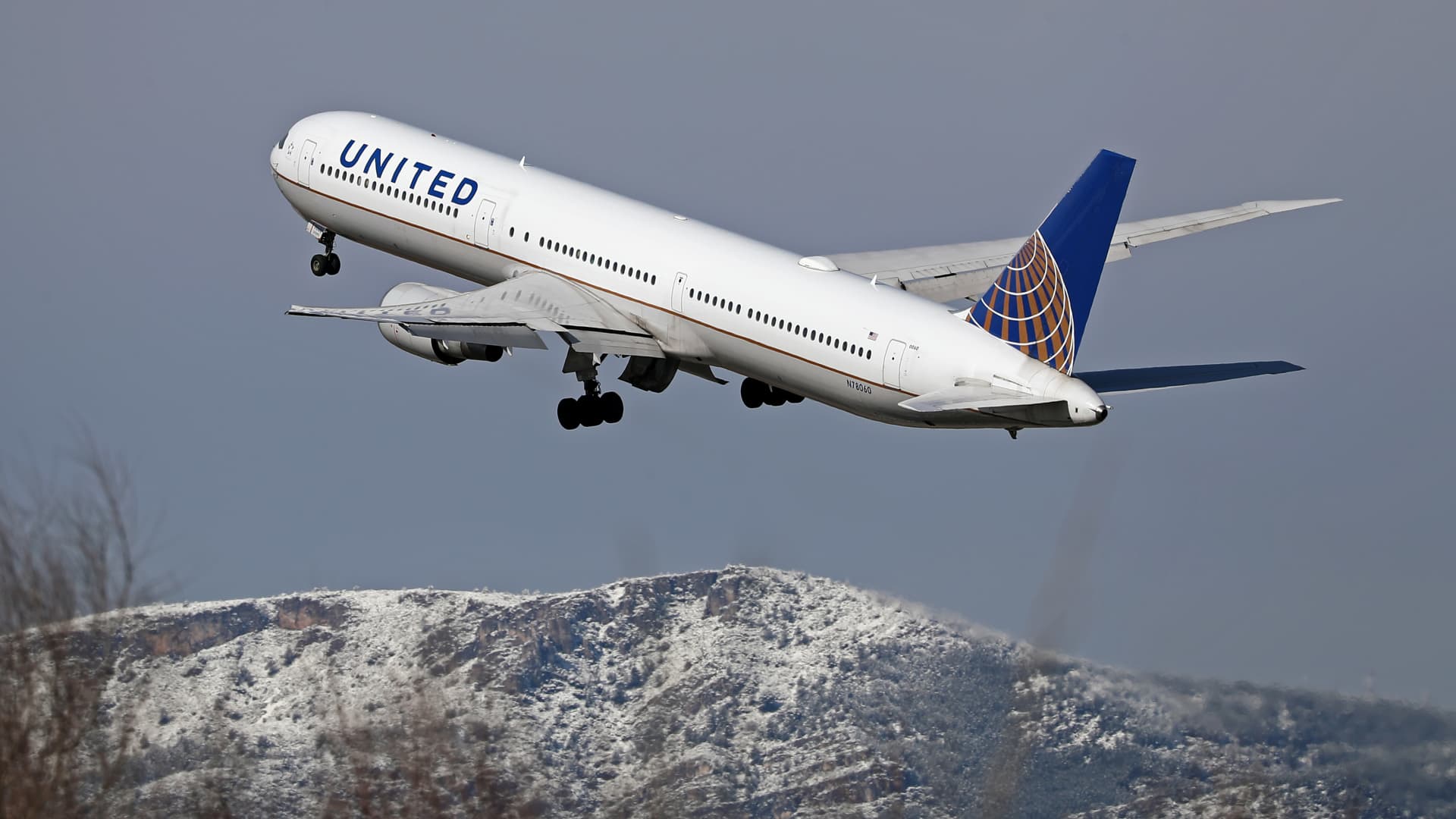 United Airlines posts net loss but forecasts profit for second quarter
