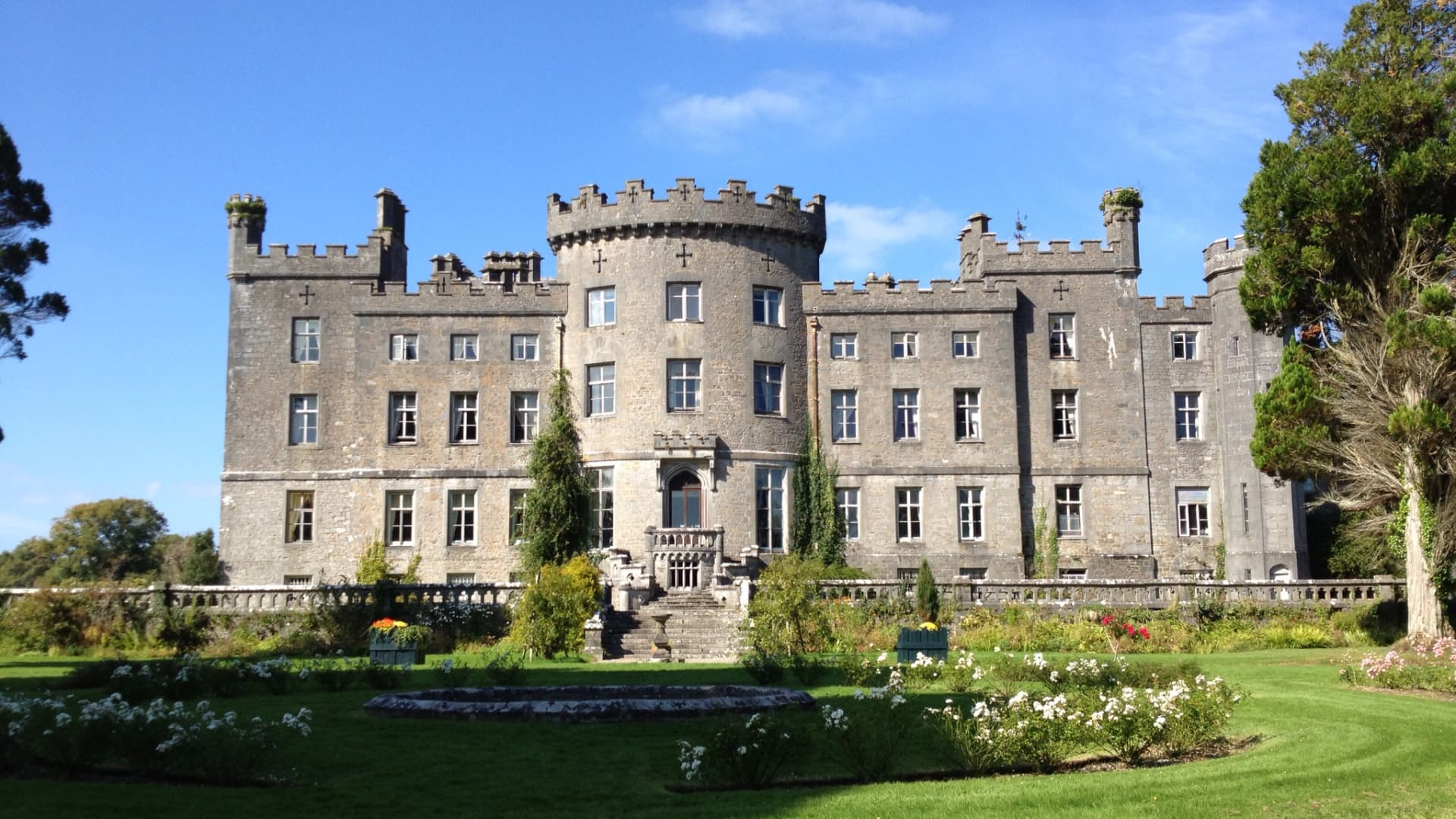 The 31-bedroom Markree Castle in County Sligo, Ireland, sits on 500 acres of land, and former guests include Johnny Cash and June Carter Cash.