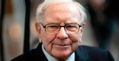  Warren Buffett scoops up more Occidental shares on the oil dip