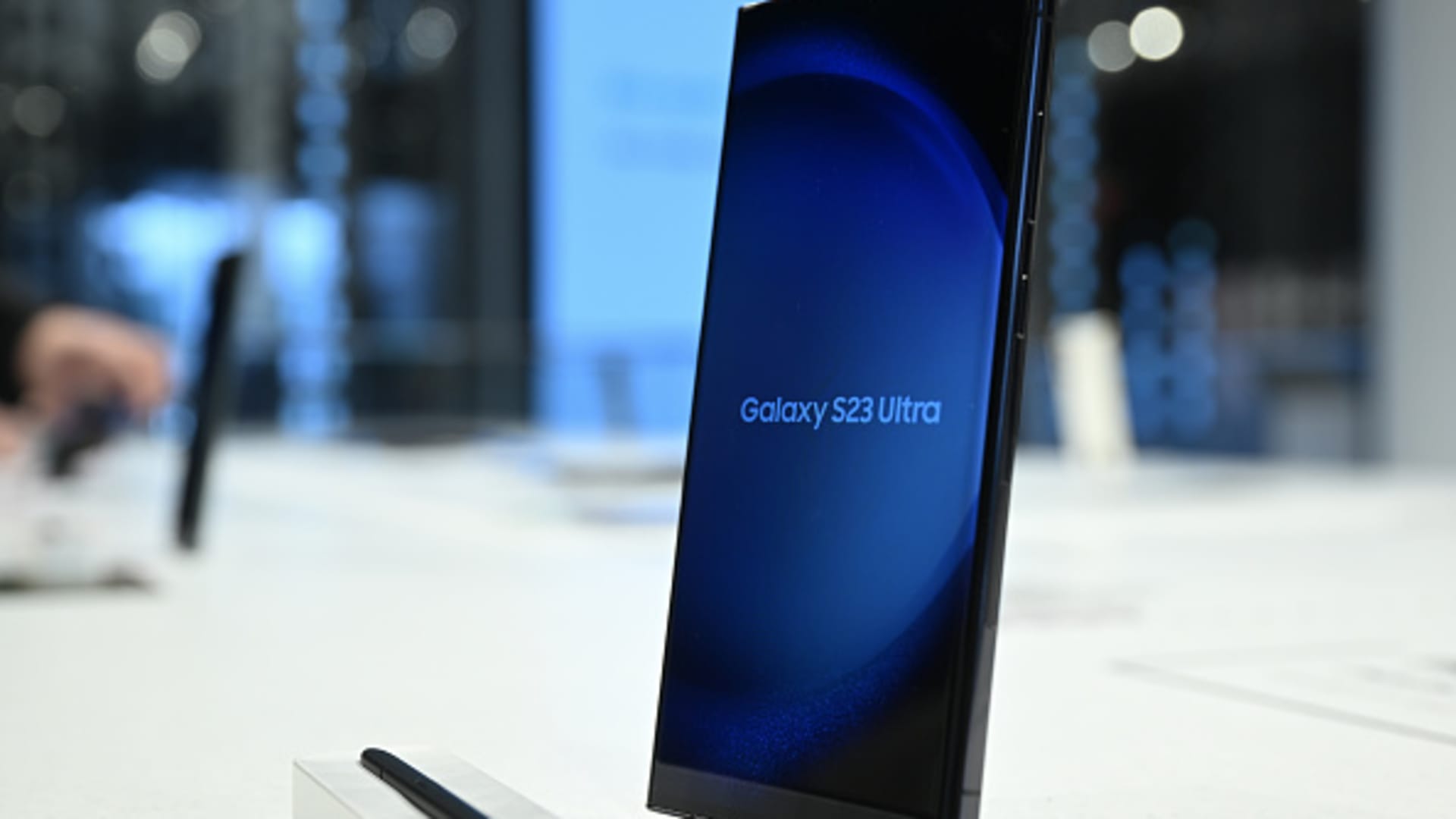 Samsung Galaxy S23 Ultra spotted selling in a retail store -   news
