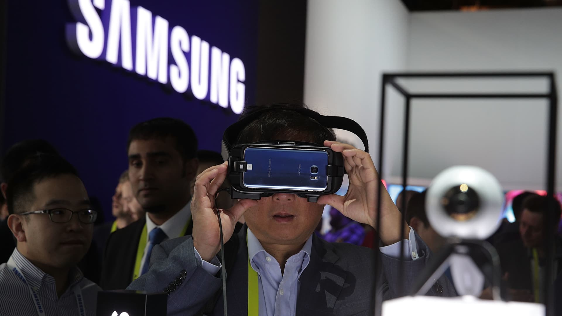 Photo of Samsung is ‘working out’ a roadmap for mixed reality devices as rumors of an Apple headset swirl