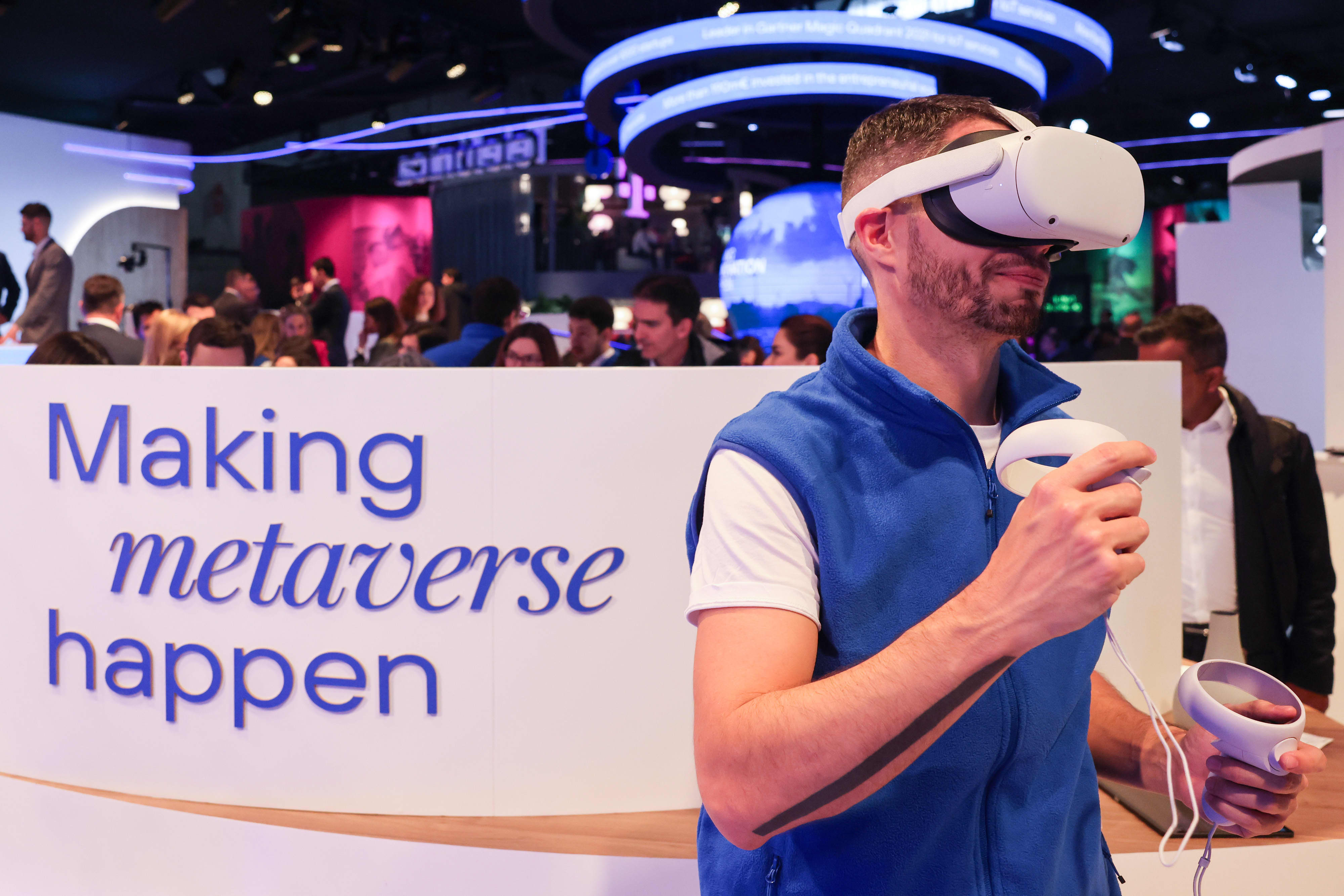 메타코퍼레이션이 메타버스에 수십억 달러를 쏟아부으면서 VR 시장은 위축되고 있다.