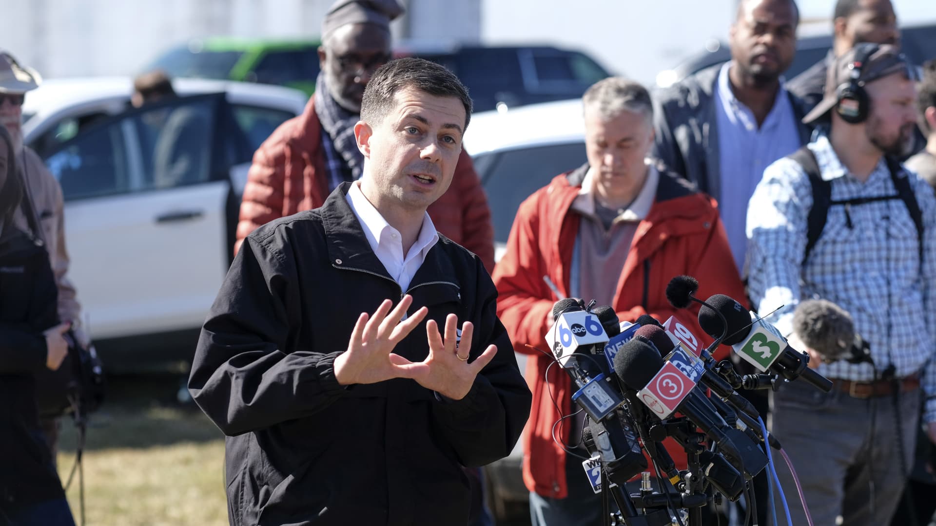Photo of Rail unions tell Biden officials workers have fallen ill at Norfolk Southern derailment site