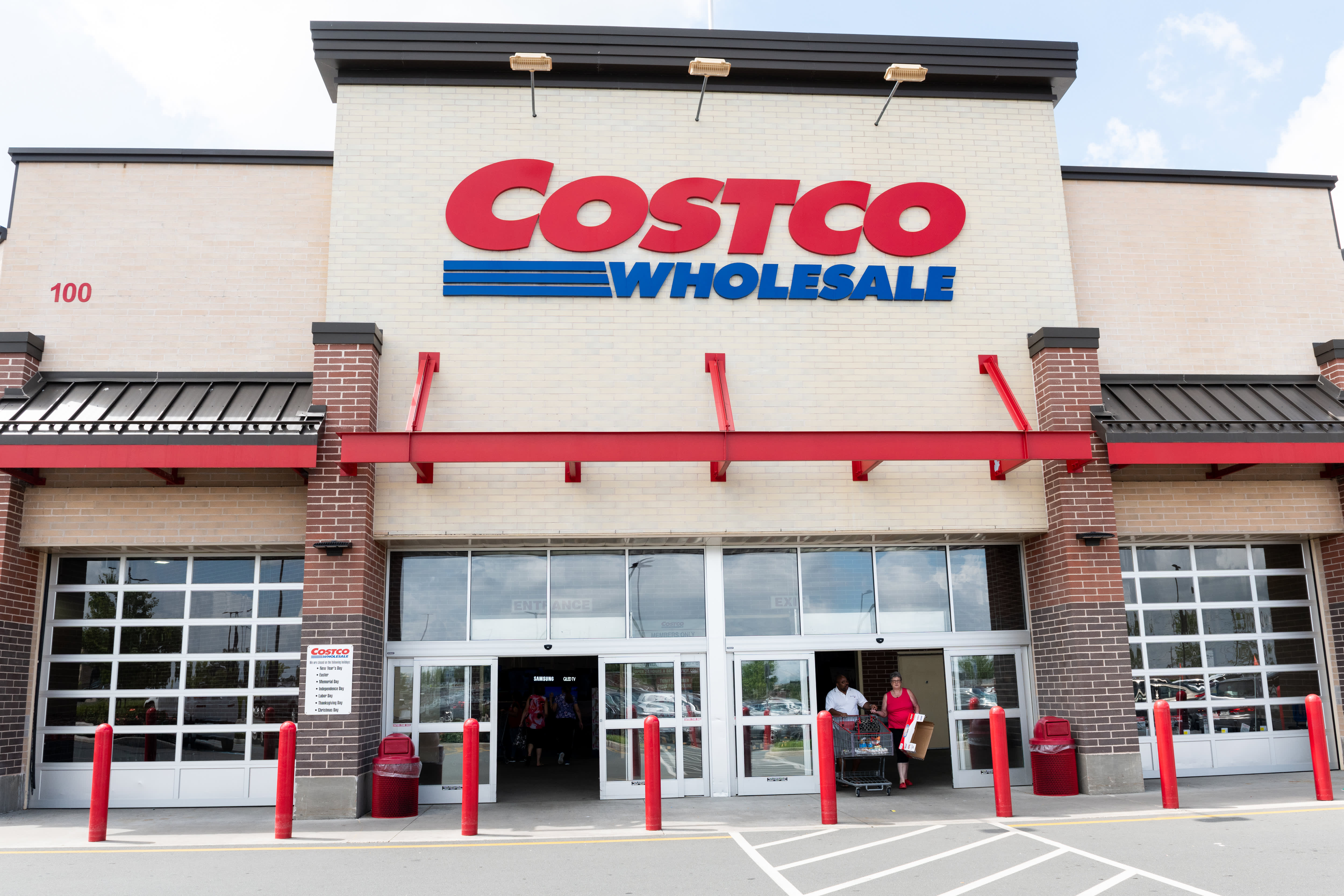 Costco's weaker sales offer a buying opportunity for investors 