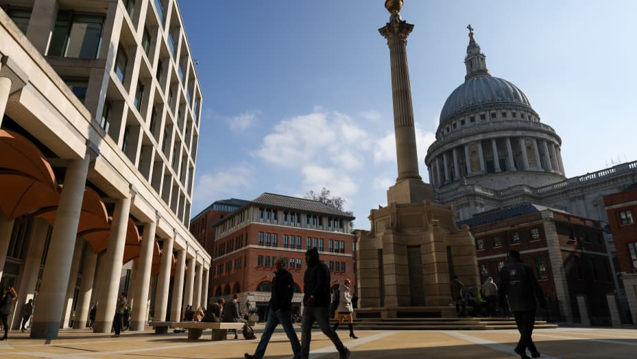 Trabajadores de la ciudad en Paternoster Square, donde se encuentra la sede de la Bolsa de Valores de Londres, en la ciudad de Londres, Reino Unido, el jueves 2 de marzo de 2023.