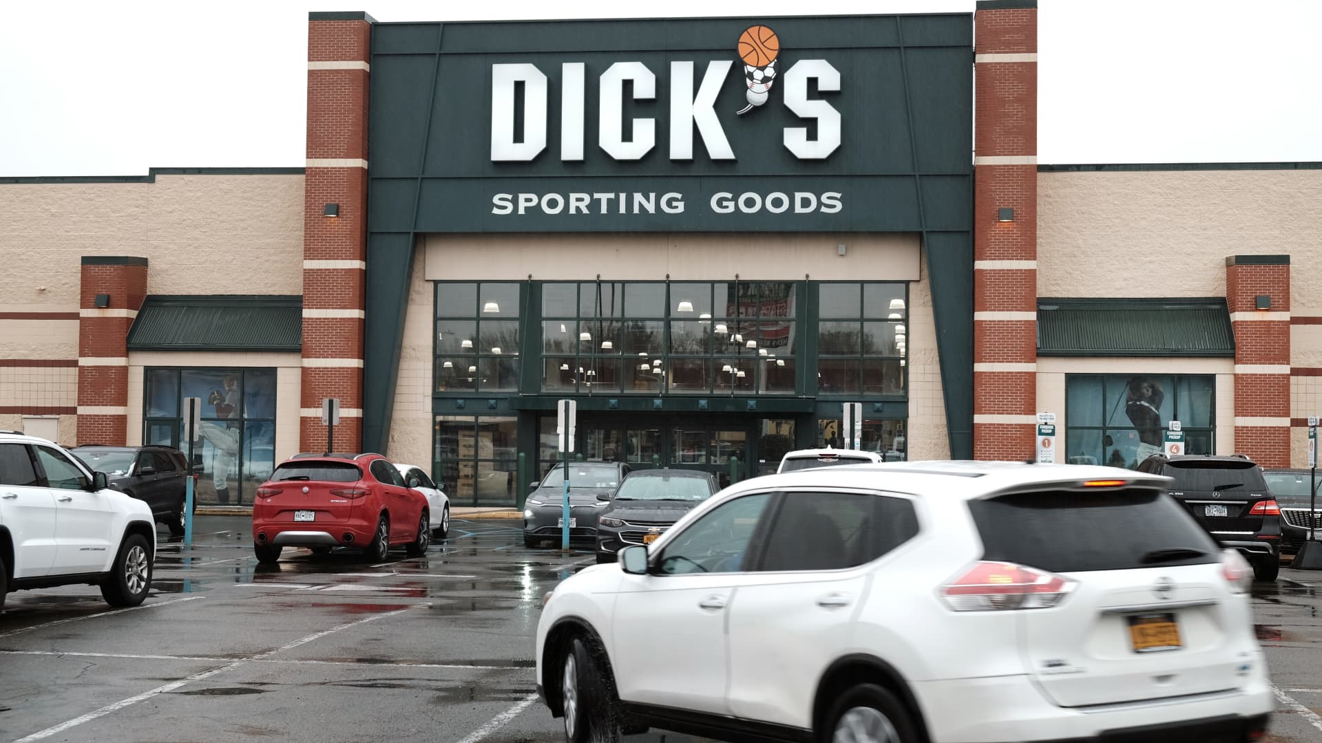 डिक का स्पोर्टिंग गुड्स छुट्टियों की तिमाही के लिए समान-दुकान की बिक्री की उम्मीदों को तोड़ देता है