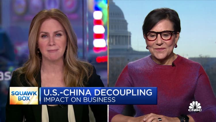 El desacoplamiento entre EE. UU. y China se debe a que los problemas económicos y de seguridad 'sangran juntos', dice Penny Pritzker