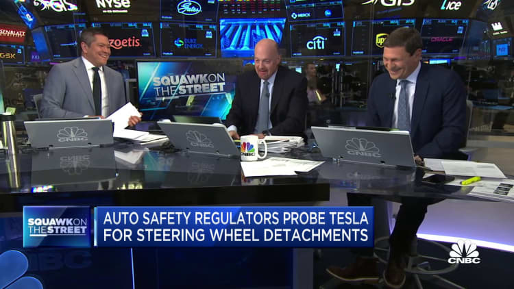 Auto safety regulators probe Tesla for steering wheel detachments