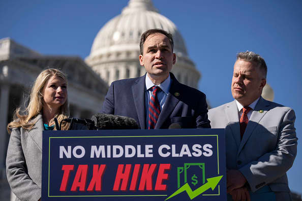 Die Hausdemokraten drängen auf die GOP-Rechnung zur Abschaffung der IRS und der Umsatzsteuer