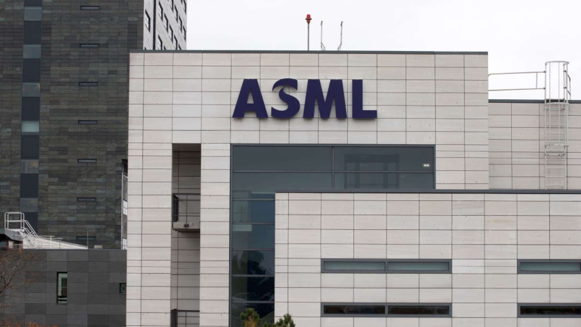ASML beats first-quarter earnings estimates, customers ‘adjusting’ orders due to