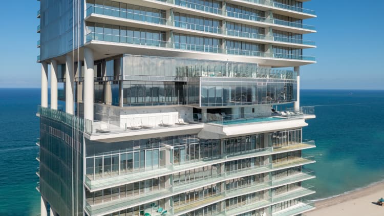 Dentro de un condominio de $ 22.5 millones en Miami con más de 70,000 pies cuadrados de increíbles comodidades