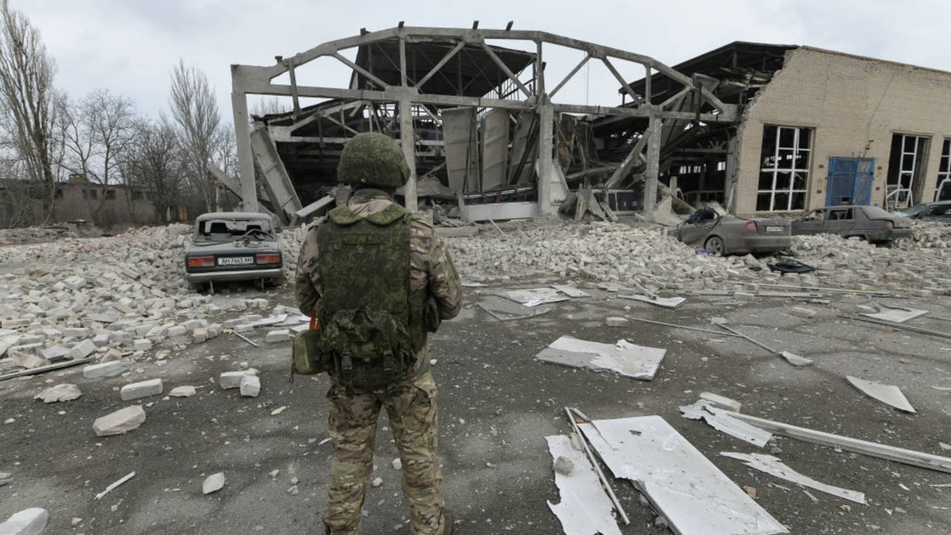 Вид на автобусный парк после артиллерийского обстрела, в результате которого один человек погиб и еще один был ранен в Волновахе на подконтрольной России территории 9 марта 2023 года.