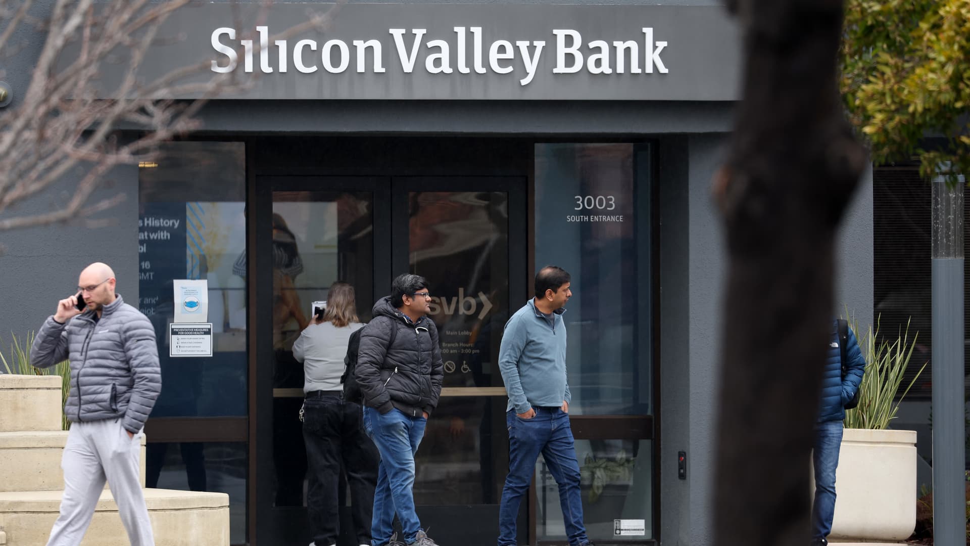 Investors implore the government to step in after Silicon Valley Bank failure