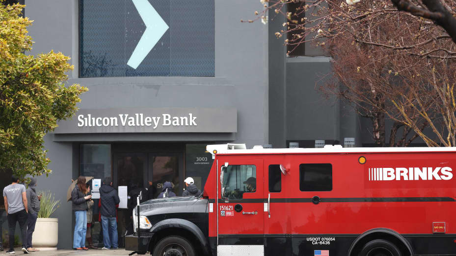 SANTA CLARA, CALIFORNIA - NGÀY 10 THÁNG 3: Một chiếc xe tải bọc thép Brinks đậu trước trụ sở Ngân hàng Thung lũng Silicon (SVB) đã bị đóng cửa vào ngày 10 tháng 3 năm 2023 tại Santa Clara, California.  Ngân hàng Thung lũng Silicon đã bị đóng cửa vào sáng thứ Sáu bởi các nhà quản lý California và được đặt dưới sự kiểm soát của Tổng công ty Bảo hiểm Tiền gửi Liên bang Hoa Kỳ.  Trước khi bị cơ quan quản lý đóng cửa, cổ phiếu của SVB đã bị tạm dừng vào sáng thứ Sáu sau khi giảm hơn 60% trong giao dịch tiếp thị trước sau khi giảm 60% vào thứ Năm khi lệnh cấm