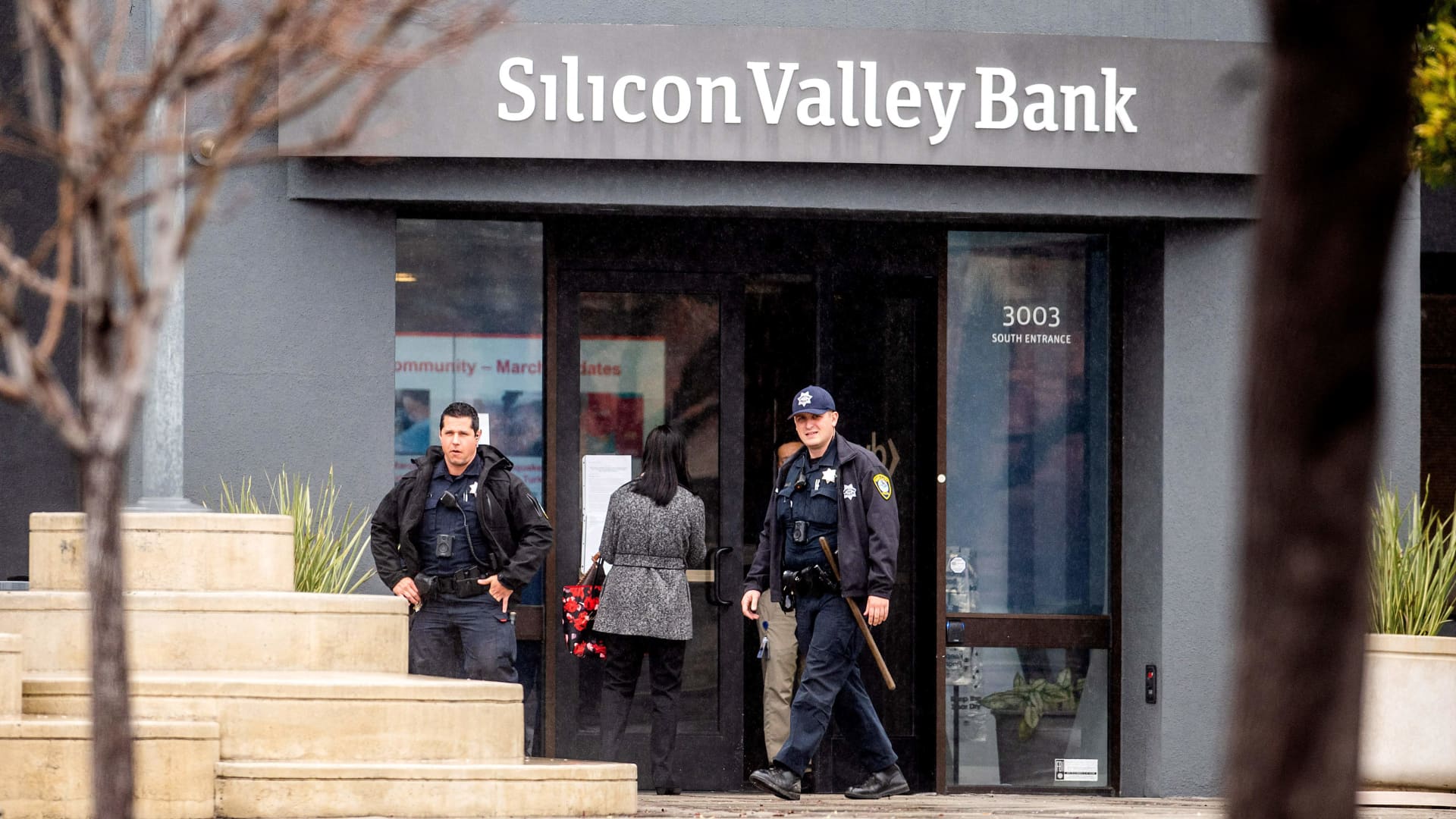 Photo of Silicon Valley Bank employees received bonuses hours before government takeover