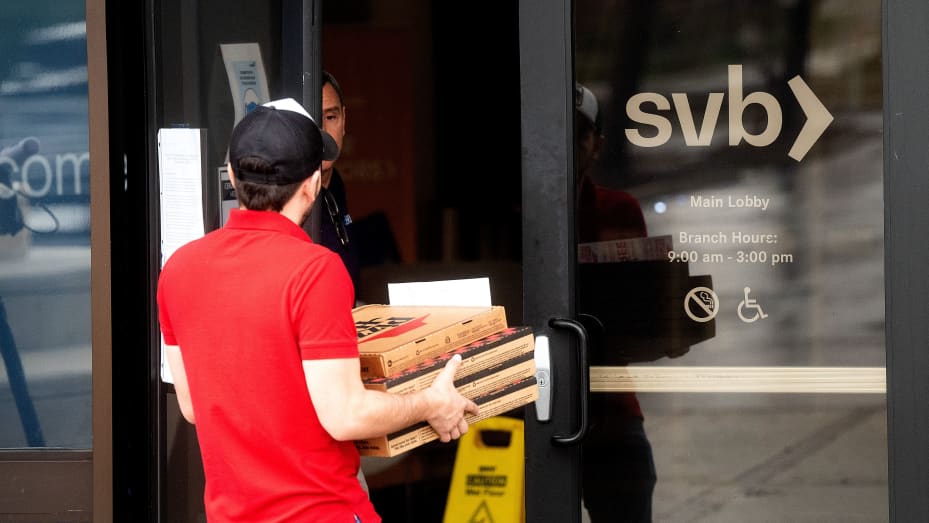 A delivery person drops off pizzas at Silicon Valley Banks headquarters in Santa Clara, California on March 10, 2023.