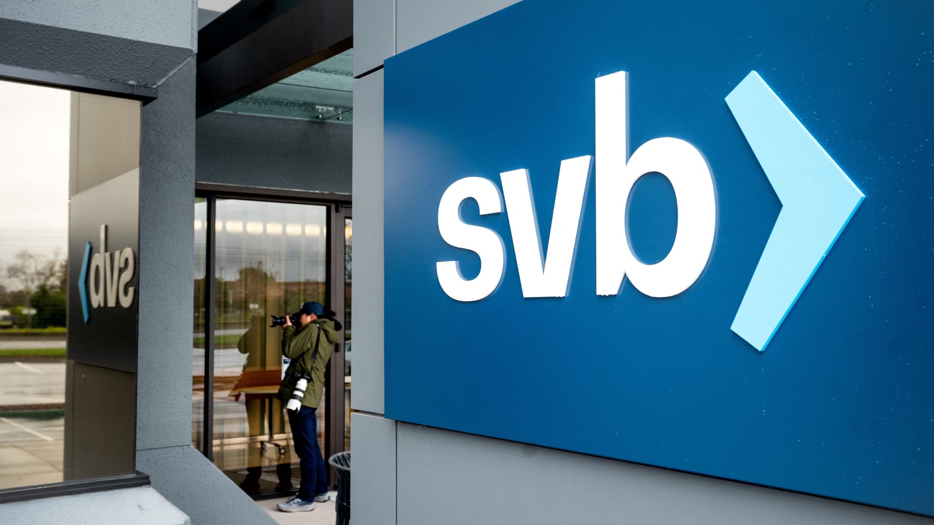 Photo of Hundreds of venture capital firms vow to work with Silicon Valley Bank again if new owner is found