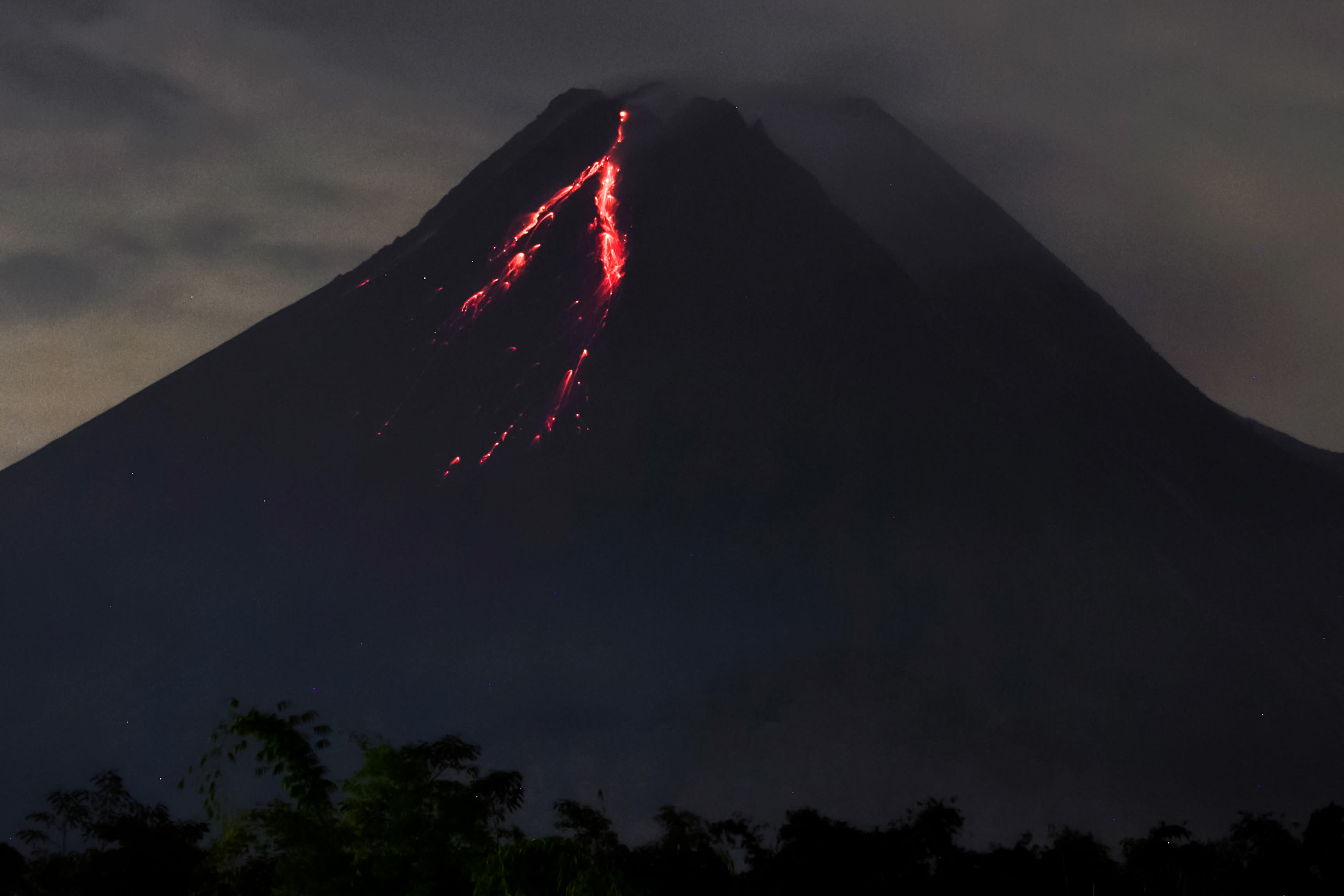 Gunung Merapi di Indonesia meletus dan memuntahkan awan panas