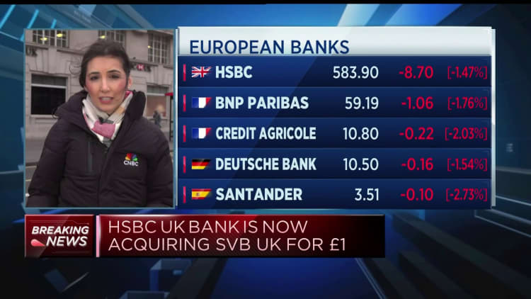 HSBC sumoka 1 svarą, kad išgelbėtų JK Silicio slėnio banko padalinį