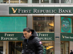 Η Wall Street προσπαθεί να σώσει καθώς 11 τράπεζες υποσχέθηκαν στην First Republic 30 δισεκατομμύρια δολάρια σε καταθέσεις