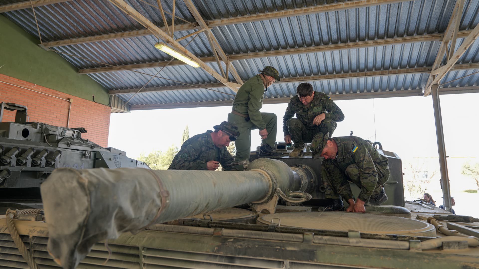 Ukrainian military personnel prepare a Leopard 2A4 tank ahead of a training exercise conducted by the Spanish military, at the San Gregorio military base outside Zaragoza, Spain, on Monday, March 13, 2023. 