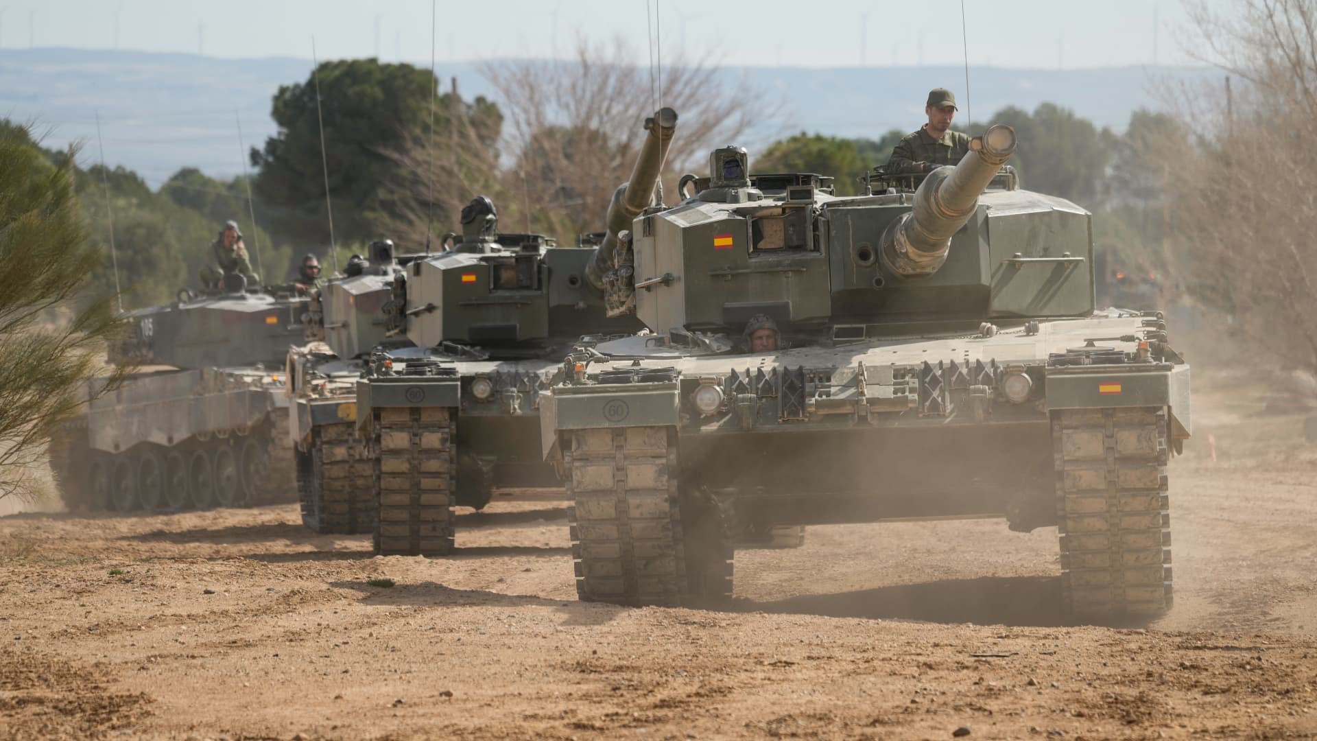 Ukrainian military personnel operate Leopard 2A4 tanks during a training exercise conducted by the Spanish military, at the San Gregorio military base outside Zaragoza, Spain, on Monday, March 13, 2023. 