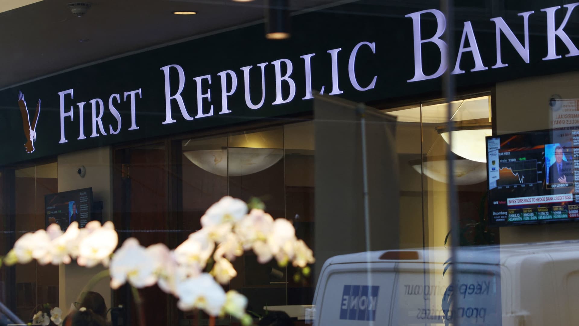 First Republic shares fall more than 20% despite deposit infusion, dragging down other regional banks