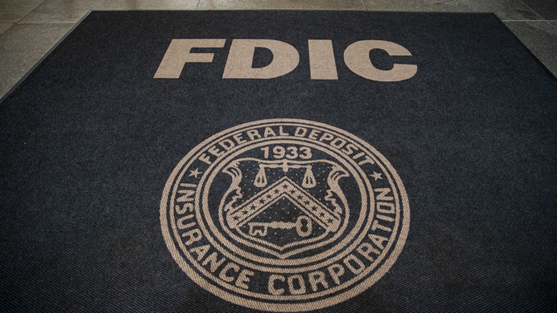 U.S. lawmakers to analyze merits of bigger FDIC bank deposit insurance cap